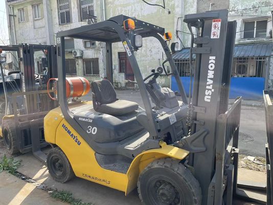 Camione elevatore a gas Komatsu 3 tonnellate in buono stato Camione elevatore a gas 3 tonnellate in uso
