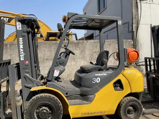 Camione elevatore a gas Komatsu 3 tonnellate in buono stato Camione elevatore a gas 3 tonnellate in uso