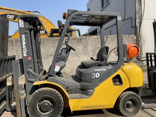 Camione elevatore a gas Komatsu 3 tonnellate in buono stato Camione elevatore a gas 3 tonnellate in uso
