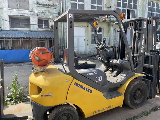 Camione elevatore a gas Komatsu 3 tonnellate in buono stato Camione elevatore a gas 3 tonnellate in uso