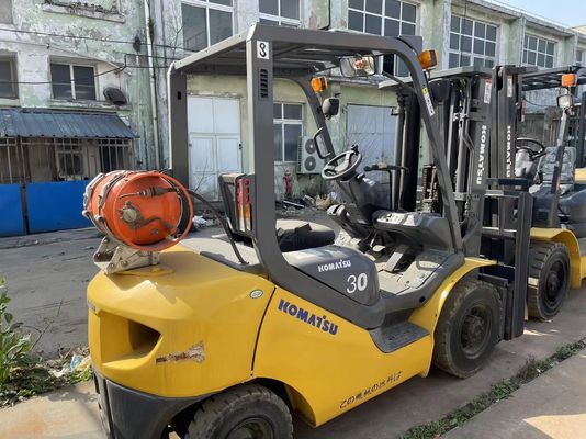 Camione elevatore a gas Komatsu 3 tonnellate in buono stato Camione elevatore a gas 3 tonnellate in uso