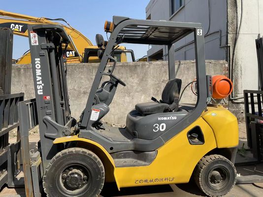 Camione elevatore a gas Komatsu 3 tonnellate in buono stato Camione elevatore a gas 3 tonnellate in uso