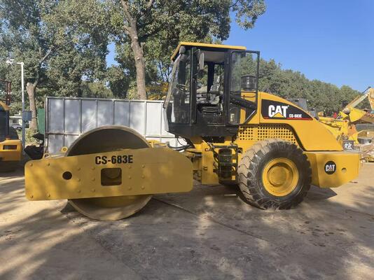 Originale giapponese usato Caterpillar CS-683E single drum road roller in ottime condizioni